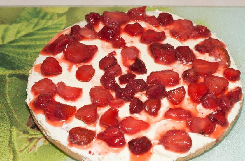 1. Этап. Торт с кремом из сливок: Затем выложите крем и клубнику. Присыпьте всё сахарной пудрой.