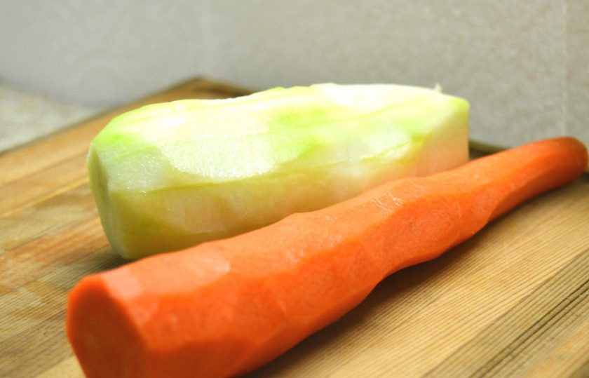 1. Этап. Диетический салат из моркови и огурца: 1. Помойте под проточной водой морковь и огурец. Почистите морковь и огурец.