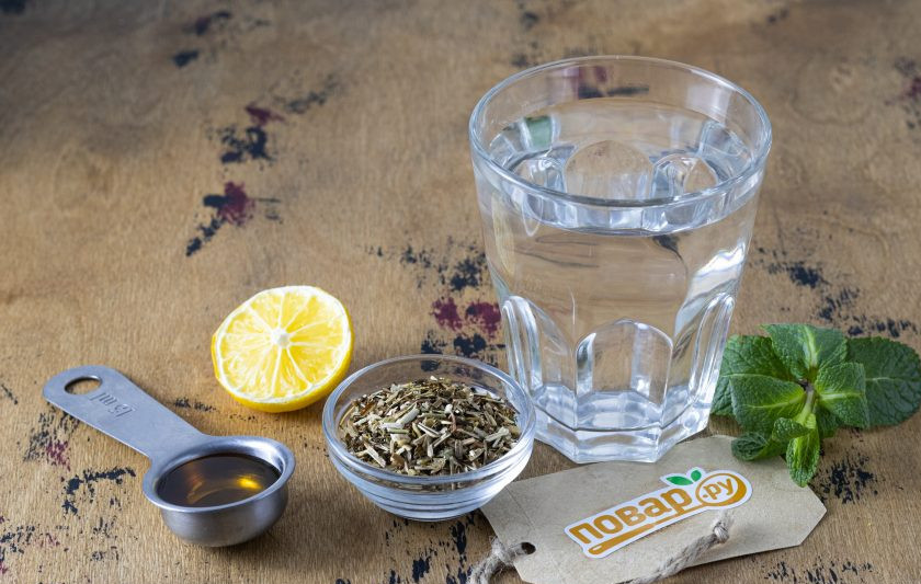 1. Этап. Чай из зверобоя: Подготовьте все ингредиенты.