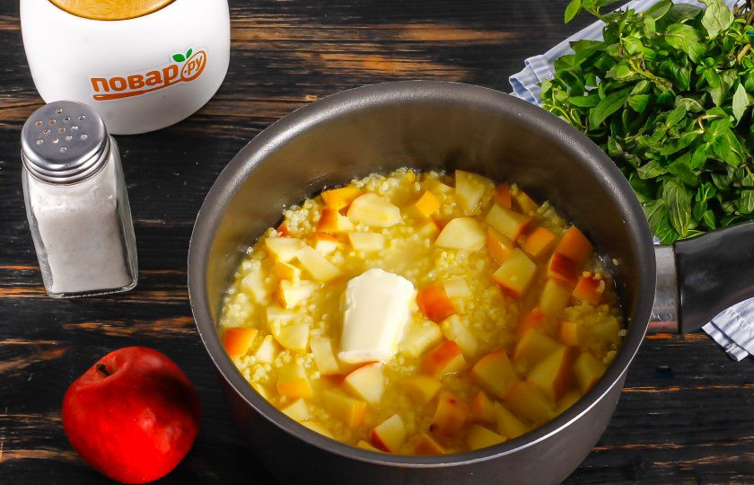 1. Этап. Янтарная каша из пшена с яблоками: Когда каша будет почти готова, вмешайте в нее кусочек качественного сливочного масла и выключите нагрев. Оставьте кашу под крышкой в емкости на 2-5 минут для набухания.