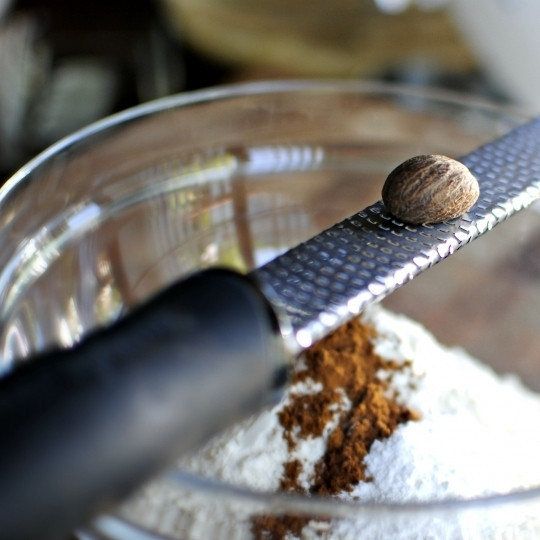 1. Этап. Яблочный торт: В другой небольшой миске смешиваем муку, разрыхлитель и корицу. Туда же натираем немного мускатного ореха, смешиваем.