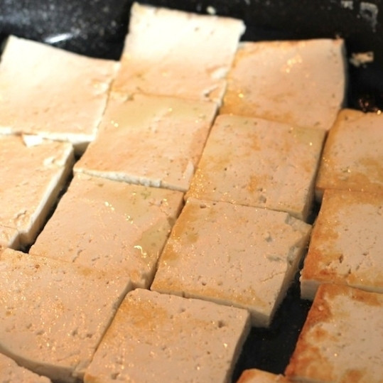 1. Этап. Припущенный тофу: Готовим на среднем огне примерно по 2 минуты с каждой стороны - до слегка золотистого цвета.