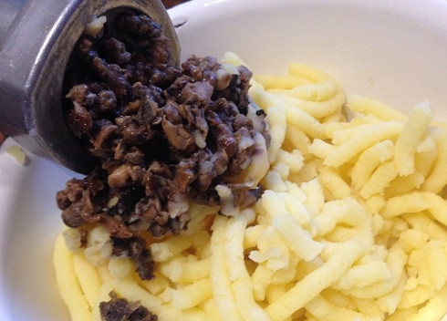 1. Этап. Картофельные тефтели с грибами: Очищенный картофель и отжатые от бульона грибы пропускаем через мясорубку.