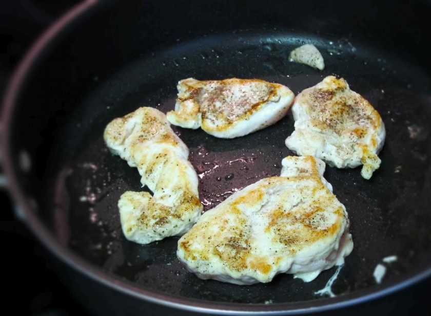 1. Этап. Макаронная запеканка с курицей: Отбитые куриные грудки солим/перчим по вкусу и обжариваем на сковороде до золотистой корочки.