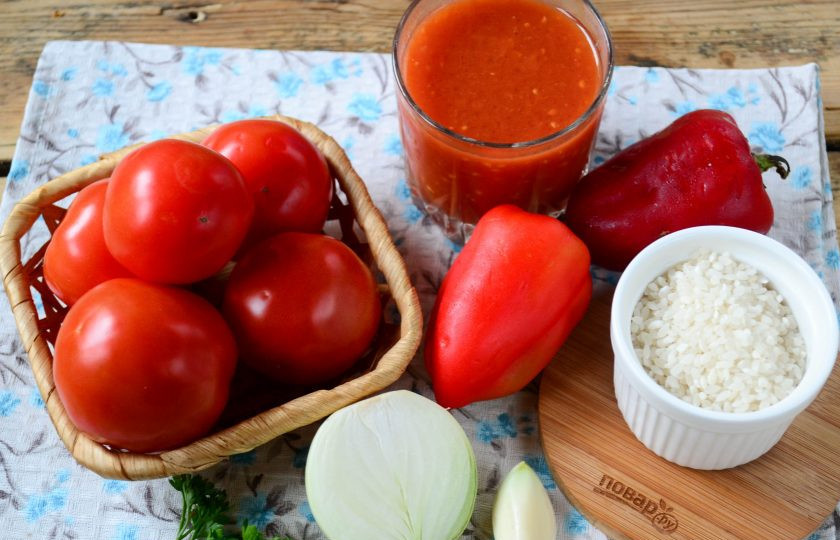 1. Этап. Томатный суп с перцем и рисом: Подготовьте все необходимые ингредиенты. Помидоры промойте, сладкий перец очистите от семян, лук и чеснок очистите от шелухи. Рис отварите в подсоленной воде до готовности.