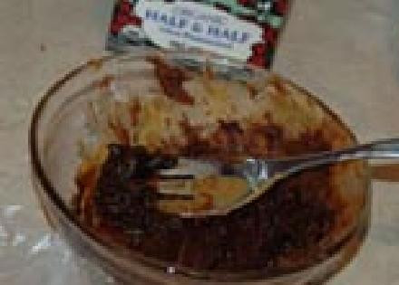 1. Этап. Канапе из свинины с соусом из арахиса: В небольшой миске смешайте 1 / 2 чайной ложки гарам, 1 ст. ложки темного соевого и 1 ст. ложку арахисового масла. Втереть в свинину и мариновать 1 час в холодильнике.