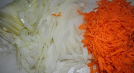 1. Этап. Мясо по-гусарски: Лук нарежьте полукольцами, а морковь натрите на крупной терке.