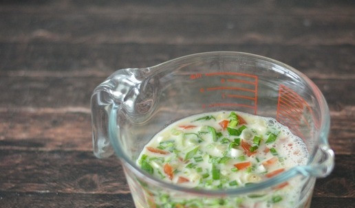 1. Этап. Омлет с помидорами и зелёным луком: Добавьте их к омлетной массе и перемешайте.