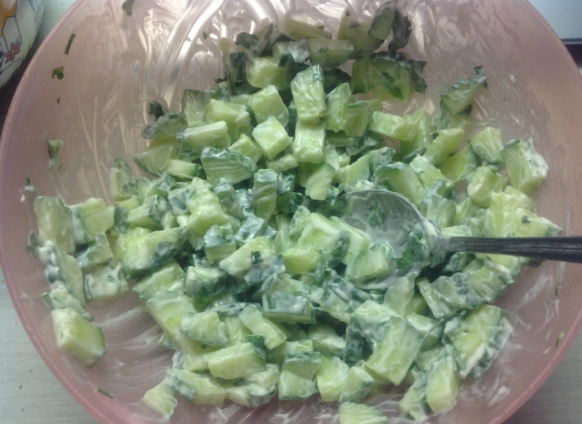 1. Этап. Салат весенний вечер: Огурцы смешать с 2 ст. Ложками майонеза, посолить, добавить зелень.