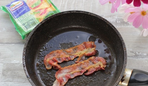 1. Этап. Сэндвич в лаваше: Бекон обжарить на сухой сковороде до легкого подрумянивания. Выложить на бумажное полотенце, удалить лишний жир.