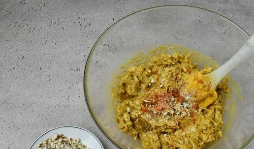 1. Этап. Коронационная индейка: Курагу нарежьте мелким кубиком, обжарьте на сухой сковороде и измельчите миндаль. Добавьте к индейке в соусе карри, оставив немного миндаля для укращения.