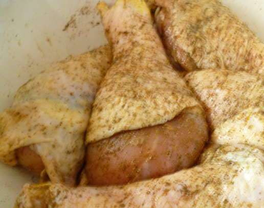 1. Этап. Жаркое с баклажанами и картошкой: Куриные голени помойте водой, просушите салфеткой и натрите смесью специй. Поставьте в холодильник на 1 час.