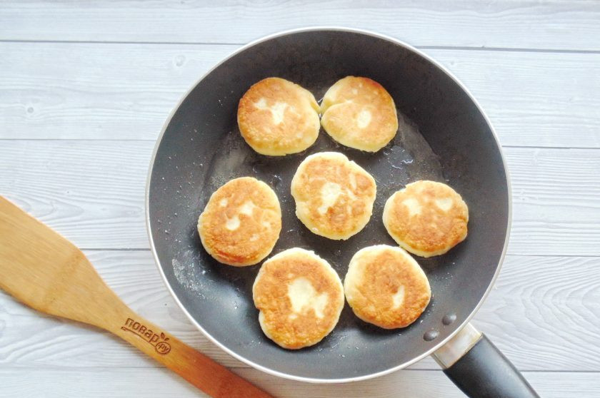 1. Этап. Сырники без глютена и сахара: Обжаривайте сырники с обеих сторон до золотистого цвета.