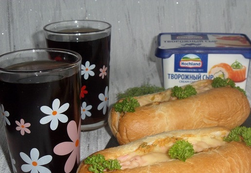 1. Этап. Хот-дог с колбасой и сыром: Подаем хот-доги с холодным чаем или другими напитками.