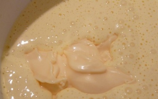 1. Этап. Пирог из майонеза и сметаны: Добавьте майонез.