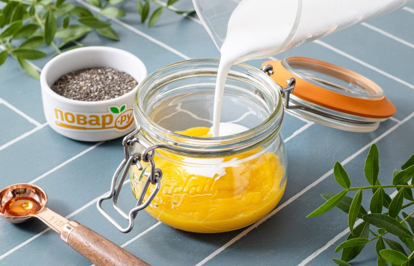 1. Этап. Чиа пудинг с фруктовым пюре: Пюре манго переложите в баночку. Влейте кокосовое молоко.