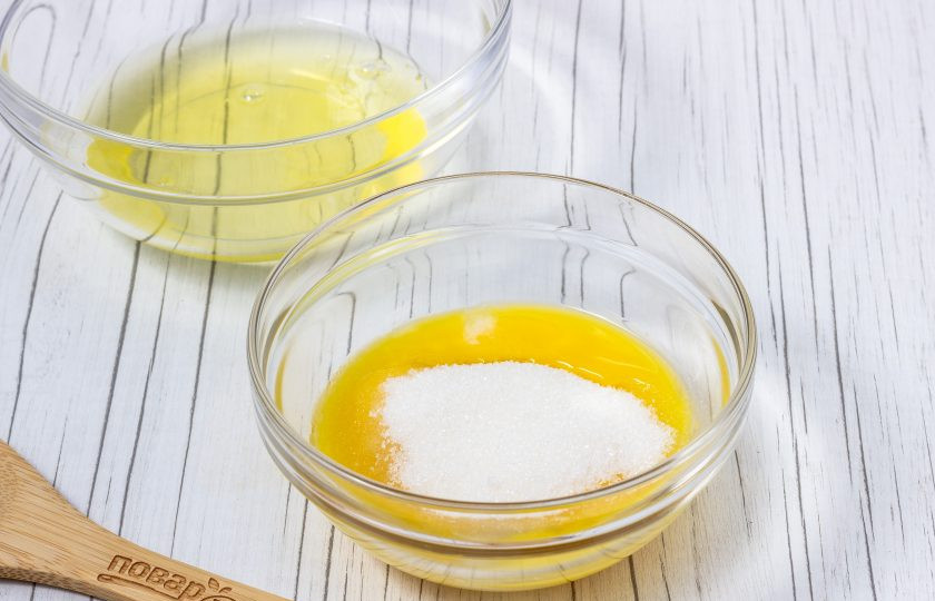 1. Этап. Шоколадный бисквитный рулет: Приготовим бисквит. Яйца разделите на белки и желтки. Сахар тоже разделите пополам.