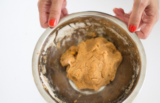 1. Этап. Печенье из пюре батата: 3. Всыпьте муку и замесите однородное, не слишком плотное тесто.