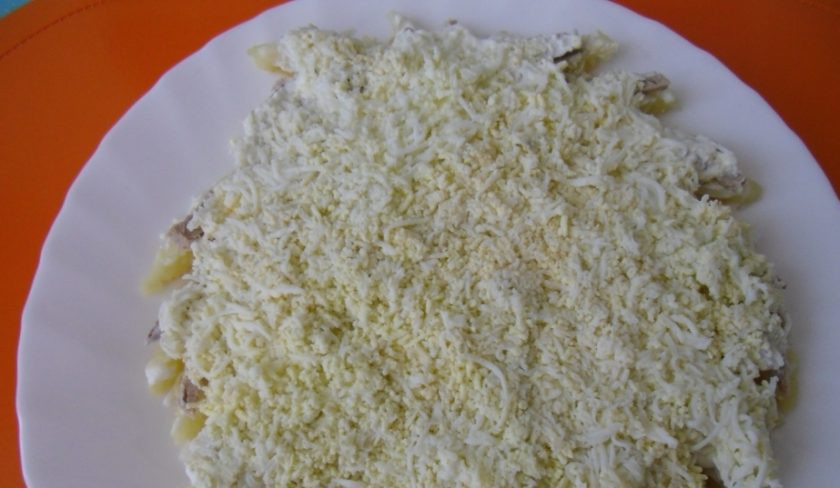 1. Этап. Салат для детей на День рождения: 3. Дальше — слой тертых яиц. Их тоже посыпаем специями и смазываем сметаной.