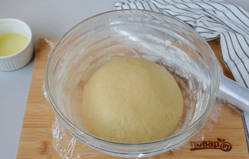 1. Этап. Дрожжевой пирог с яблоками и корицей: Накройте плотно пищевой пленкой, оставьте в тепле на 1 час.