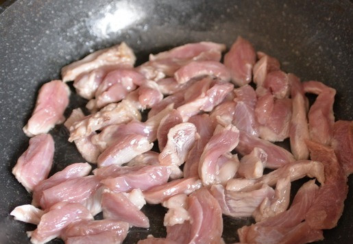 1. Этап. Индейка с грибами эноки: На горячую сковороду наливаем смесь растительного и кунжутного масла, кладём индейку, обжариваем на среднем огне при открытой крышке до золотистости около 20 минут.