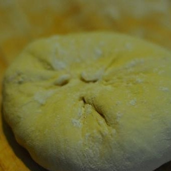 1. Этап. Лобиани: Теперь тесто необходимо разделить на 8 частей, каждую из которых раскатываем в небольшой (около 15 см в диаметре) кружок. В центр кружка кладем пару ложек начинки, аккуратно защипываем тесто от краев к центру, чтобы получился шарик.