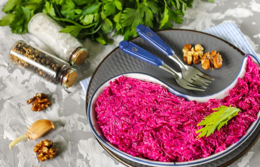 1. Этап. Свекла со сметаной и чесноком: Перемешайте содержимое салатника и охладите в холодильнике 30-50 минут, чтобы чесночный аромат успел пропитать свекольную массу. Выложите закуску в пиалу или креманку, подайте к столу. По желанию можно добавить в массу немного молотых грецких орехов.