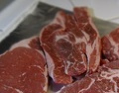 1. Этап. Говядина в кефире: Говядину порезать на порционные куски.