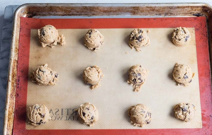 1. Этап. Песочное печенье с шоколадом и маршмеллоу: 11. Отправьте тесто на полчаса в холодильник, затем с помощью ложки выложите небольшие шарики печенья на противень.