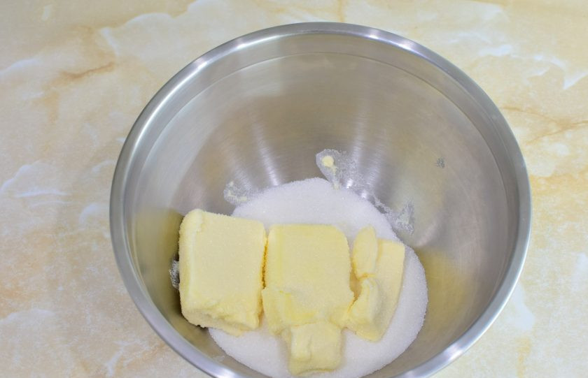 1. Этап. Песочное печенье с повидлом: Мягкое сливочное масло смешайте с сахаром.