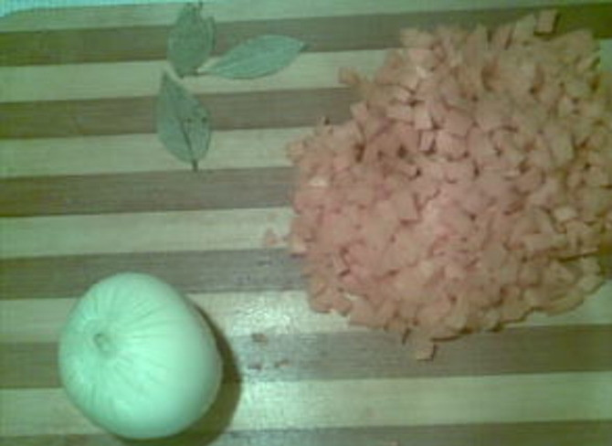 1. Этап. Картофель тушеный с ребрышками: Морковь также моем и нарезаем кубиками или трем на терке. Лук нарезаем полукольцами.