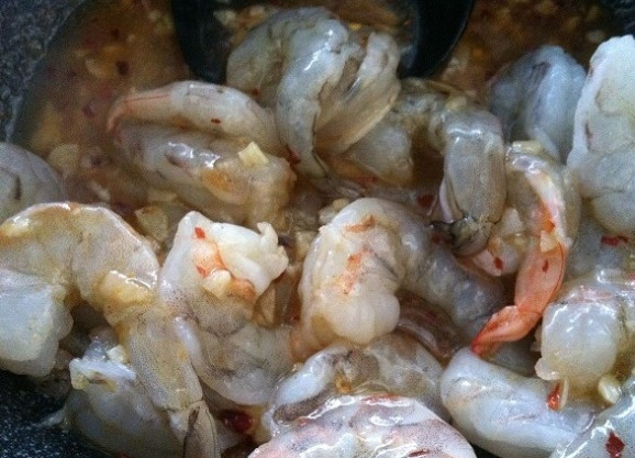 1. Этап. Острые креветки в соусе: 6. И в конце добавьте креветки. Ещё раз перемешайте.