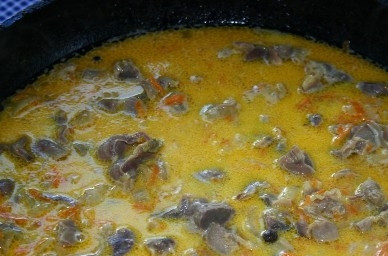 1. Этап. Куриные пупочки: Теперь добавляем сметану, томатную пасту и специи. Тушим не меньше 20 минут. Чтобы пупочки стали еще нежнее и мягче, можно тушить их и дольше.