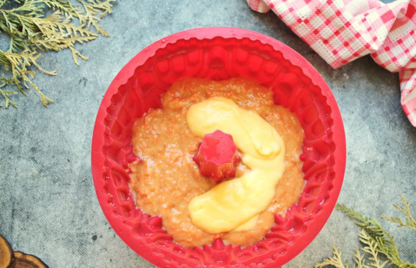 1. Этап. Морковный кекс с творожным сыром: Форму смажьте сливочным маслом и обсыпьте мукой. Выложите половину теста и разровняйте. Сверху выложите сырную начинку. Поверх выложите оставшееся тесто ровным слоем.