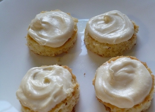 1. Этап. Бисквитные пирожные с кремом: 11. Для приготовления крема взбейте сгущенку со сливочным маслом. Выложите заготовки на тарелку и смажьте их кремом.