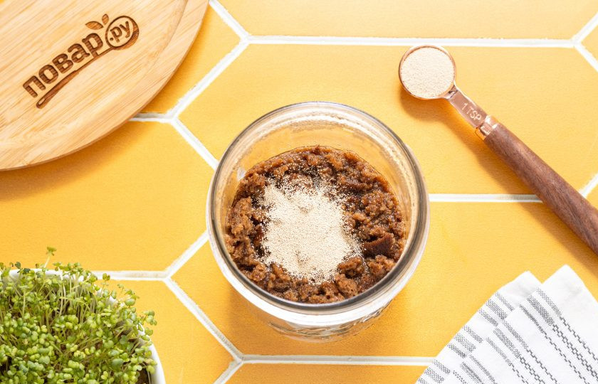 1. Этап. Закваска для кваса на дрожжах: Разомните ложкой размякшие сухари. Добавьте сухие дрожжи, перемешайте. Накройте банку марлей или хлопчатым полотенцем, оставьте при комнатной температуре на 3 дня.