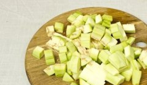 1. Этап. Вегетарианский суп-пюре из чечевицы: Баклажан очистить от кожуры, нарезать кубиками.