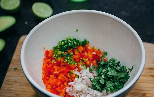 1. Этап. Салат из кальмаров и авокадо: 3. Пока морепродукты остывают, можно заняться остальными ингредиентами, которые используются в этот простой рецепт салата из кальмаров и авокадо. Нарежьте шалот, сладкий и острый перец, зелень.