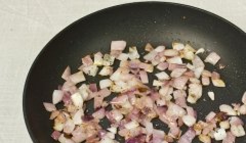 1. Этап. Вегетарианский суп-пюре из чечевицы: В сковороде с добавлением масла обжарить лук до золотистого цвета.