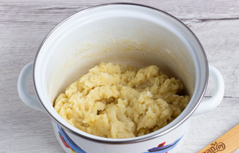 1. Этап. Печенье заварное: Снимите с огня и введите муку.