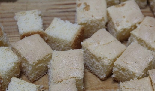 1. Этап. Торт Панчо: Остудить бисквит на решетке. Вырезать круг равный диаметру чаши для сборки торта- у меня 18 см. Остальной бисквит порезать на кусочки.