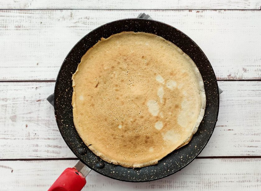 1. Этап. Блинный торт со сгущенкой и бананами: Смешайте молоко, сахар, соль, муку, растительное масло и хорошо все перемешайте. На хорошо разогретой сковороде пожарьте блины.