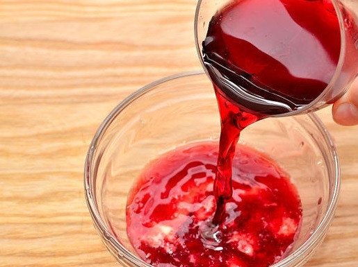 1. Этап. Стейк в винном соусе: 4. В мисочке смешайте хрен, вино и винный уксус. Хрен лучше использовать без примесей, белый.