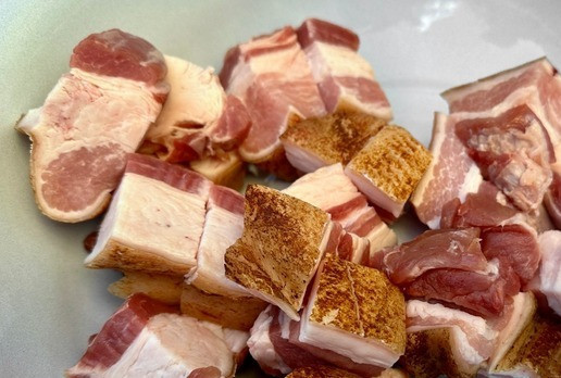 1. Этап. Хо шау ру. Свинина Мао Цзэдуна: Нарезал крупно. В дело пойдёт всё вместе – со шкуркой и жирком.