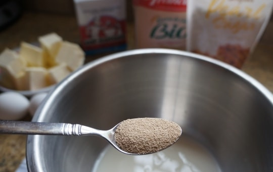 1. Этап. Вафли домашние в электровафельнице: 2. Добавьте дрожжи и ложку сахара. Оставьте минут на 5.