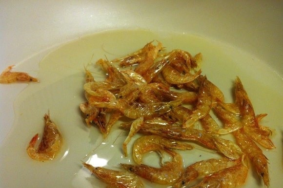 1. Этап. Сушеные креветки: 2. Налейте в сковороду оливковое масло и хорошенько разогрейте, отправьте креветки на разогретую поверхность и обжаривайте 30-90 секунд до образования золотистого цвета. Снимите креветки с огня и переложите в отдельную тарелку.