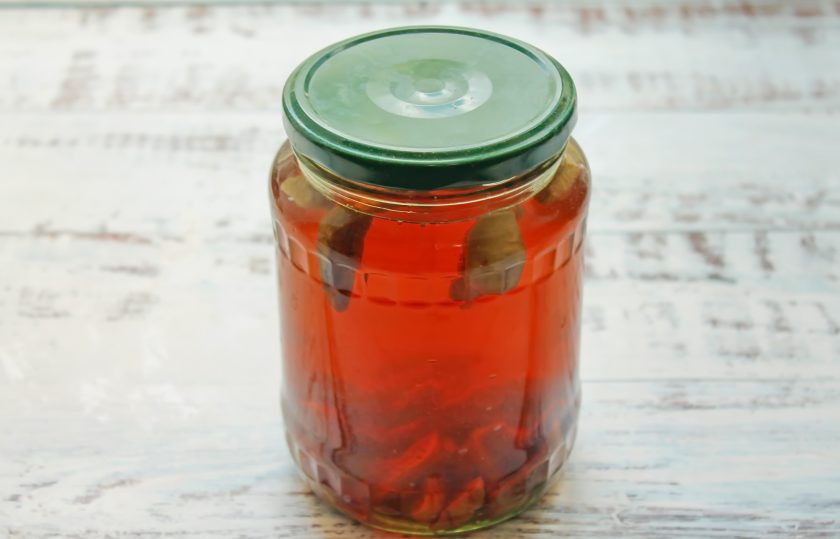 1. Этап. Самогон на инжире: Готовый самогон, процедите, разлейте по бутылкам и плотно закройте.