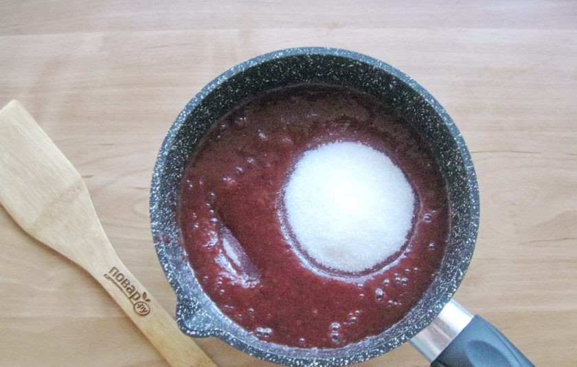 1. Этап. Густой сливовый джем: Добавьте сахар и перемешайте.
