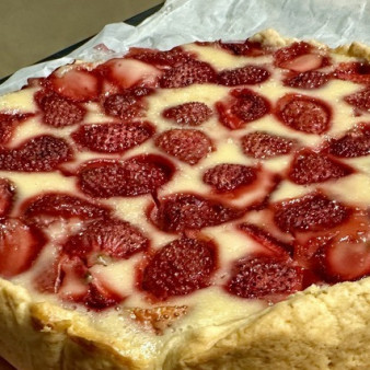 Тарт с клубникой и сметанной заливкой