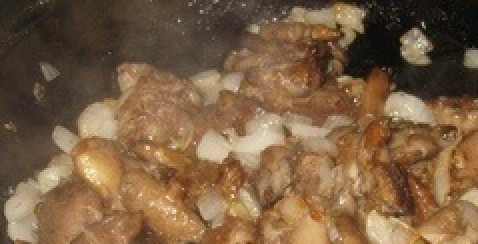 1. Этап. Маслята, жареные с луком: Обжариваем до готовности лука, добавляем травы и специи по вкусу.